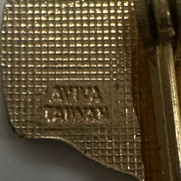 Snoopy Vintage Football Lapel Pin Collectible Yellow And Green Bay Football - Picture 5 of 6